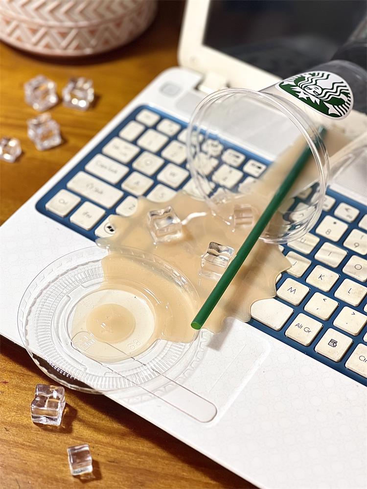 3D Simulation Spilled Drink Phone Stand - Creative Desktop Ornament & Novelty Phone Holder - Realistic Fake Soda & Coffee Cup Decor for Office and Home